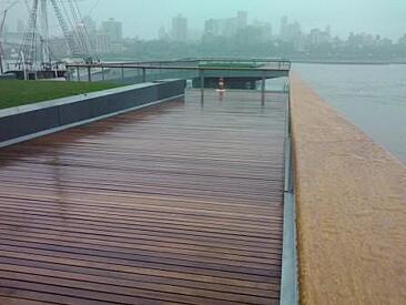 Cumaru decking and esplanade at Pier 15 in Mew York