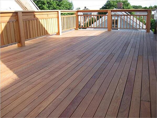Ipe rooftop deck installed with full length board for long lines and looks. 