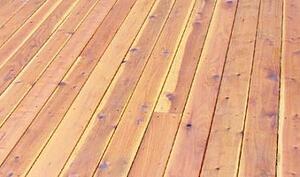 redwood_decking_with_knots_and_sapwood