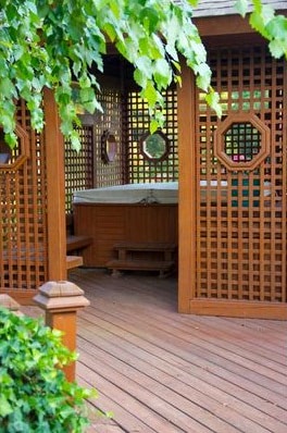 Wood deck with hot tubs examples (10)
