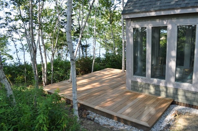 garapa_lakefront_deck_in_Maine_640x425