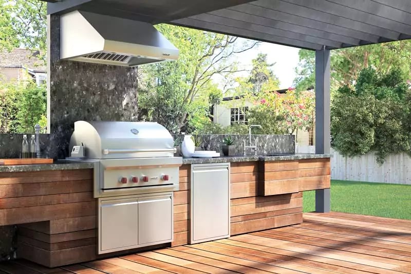 Ipe deck and outdoor kitchen in covered porch at MataverdeDecking.com